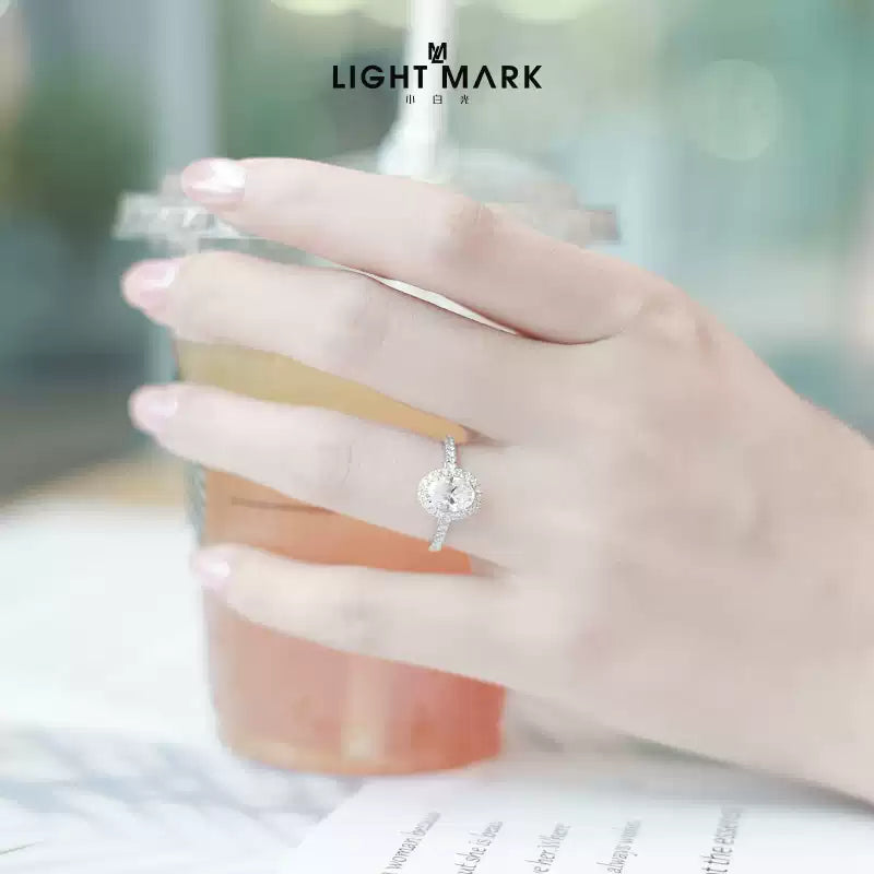 LightMark 18K gold oval diamond ring with small white light, light luxury wedding one carat ring for girlfriend