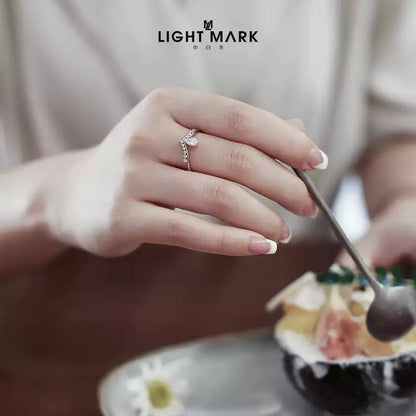 LIGHTMARK 18K gold teardrop-shaped diamond ring with V-shaped ring arm diamond ring proposal female ring