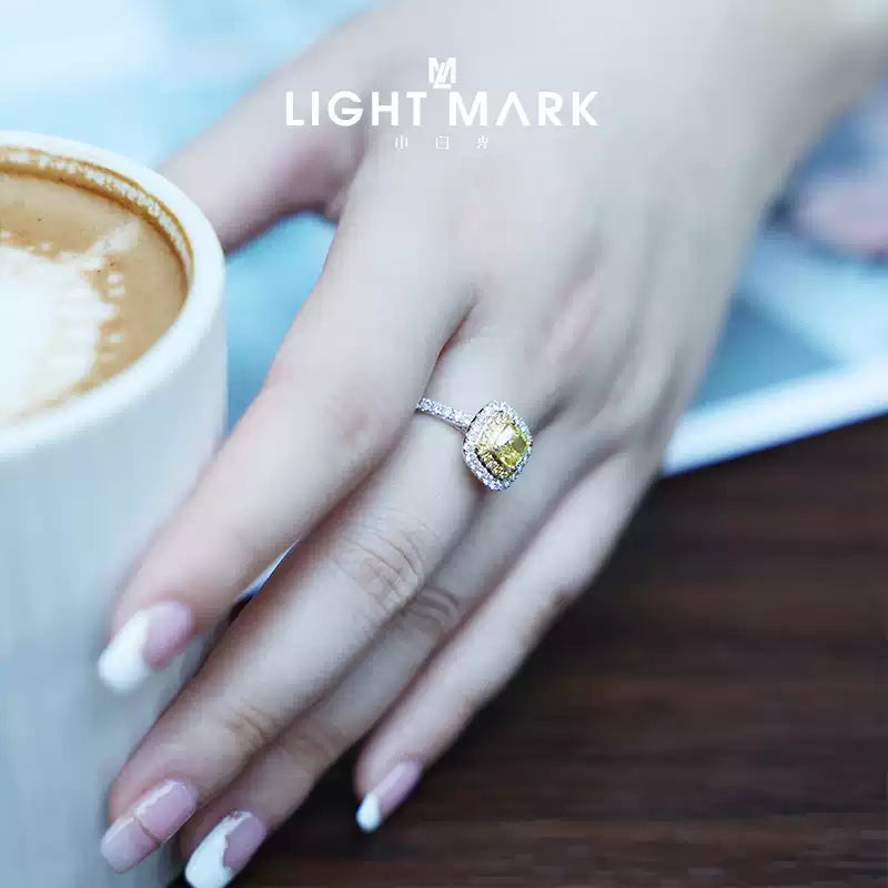 LightMark small white light 18K gold luxury yellow diamond ring female small sugar cube 50 points 70 points diamond wedding ring