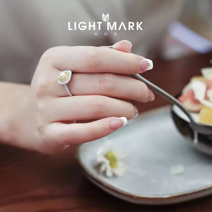 LightMark small white light 18K gold luxury yellow diamond ring female small sugar cube 50 points 70 points diamond wedding ring